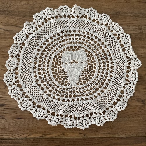 Large vintage doily 42cm cream