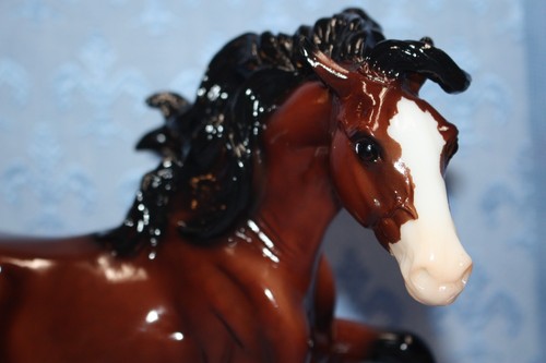 New breyer shelby collector - new,