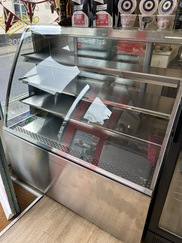 Refrigerated patisserie - refrigerated,