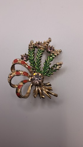 Vintage signed exquisite lucky - signed,