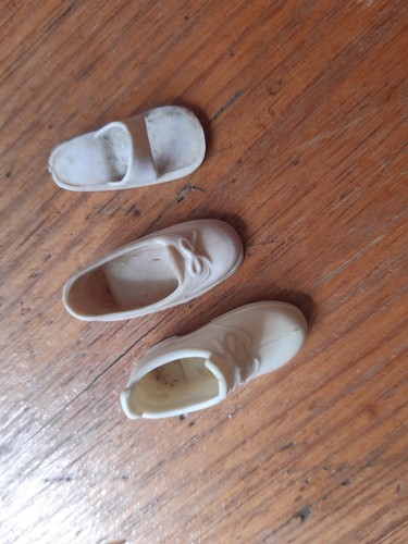 Vintage sindy odd shoes