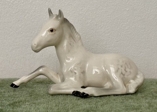 Beswick foal 915 in - (lying),