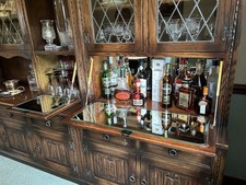 Dresser / drinks cabinet. Excellent condition Comes in 4 pieces base and top.