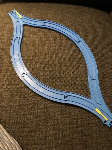 Pointed junction train track - pointed, y