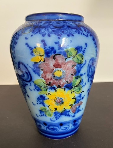 Majolica vase hand - , in