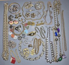 JOB LOT x 32 VINTAGE GOLD TONE