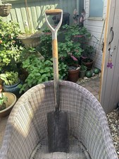 Bulldog post hole spade