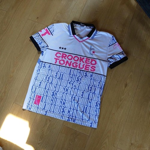 Crooked tongues collared - crooked,