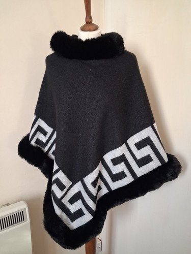 Poncho cape black fluffy fake - black,