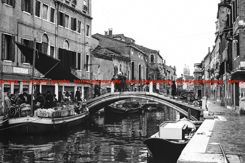 Q000512 greengrocer boat - greengrocer,