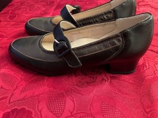 New EQUITY size 6 dark gold