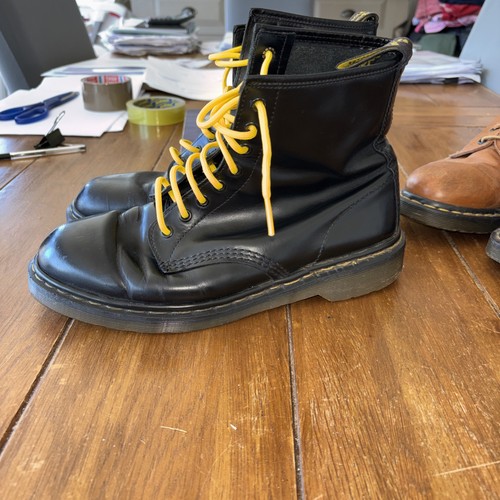 Martens airwair hole - dr,