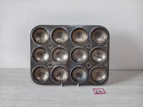 Vintage cake bun baking tin - bun,