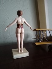 Nude statuette - Lady trying