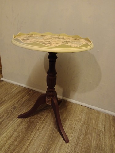 Small side sofa pie crust - side/sofa,