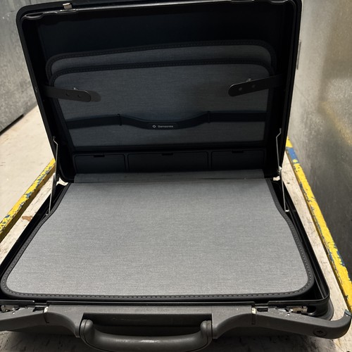 Samsonite hard shell - hard,