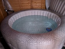 Lay Z Spa Honolulu 6-Man Hot Tub  White Colour Inside Gray On Outside.