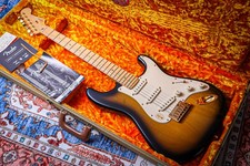 FENDER USA 50th Anniversary American Deluxe Stratocaster "Sunburst" (2004)