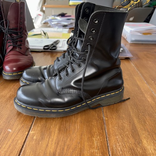 Martens airwair hole - dr,