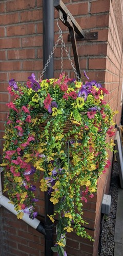 Artificial hanging basket with - hanging,