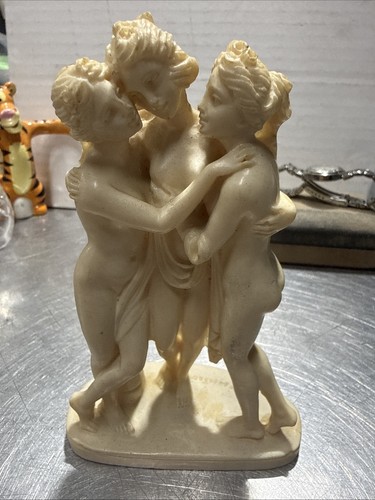 Three graces goddesses - three,
