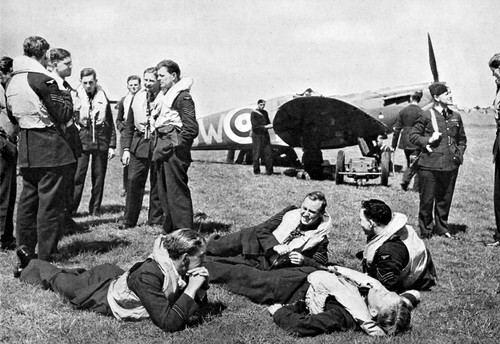 Raf pilots sitting - raf, a