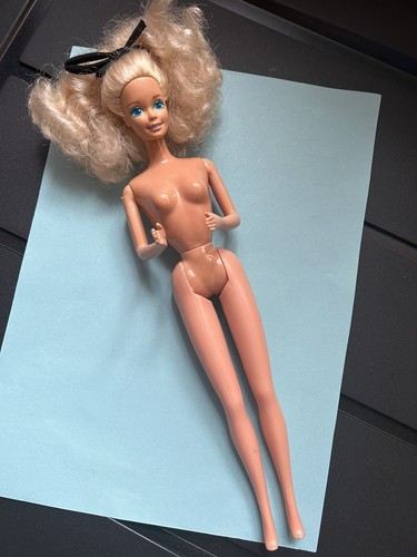 Vintage 1990s barbie - 💛,