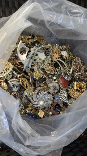 Huge vintage brooch lot - brooch,