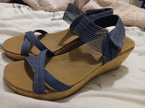 Women size sketchers - 7,
