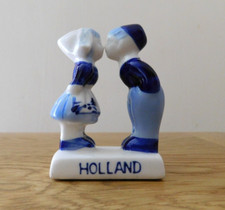 Delft blue white E H VTG Dutch kissing boy girl figurine 7cm high