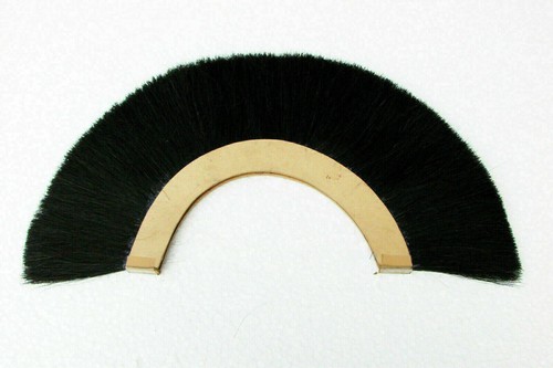 Black crest brush - nylon, plume