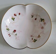 Wedgewood Wild Strawberry Serving Bowl 8x7" Great Condition