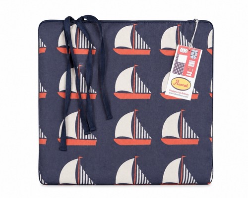 Anorak kissing sailboats - kissing,