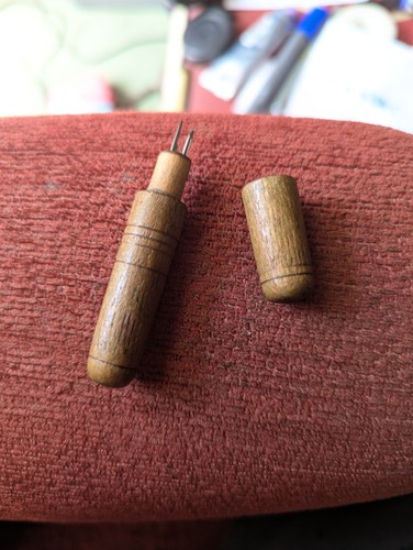 Vintage treen wooden - wooden, needle