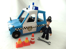 POSTMAN PAT - PC SELBY FIGURE WITH TALKING / MUSICAL POLICE PANDA CAR