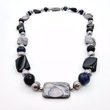 BEADED NECKLACE WITH FRESHWATER PEARLS, SQUARE ABALONE SHELL & FACETED AGATE 