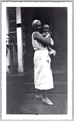 Vtg snapshot woman holding - b&w,