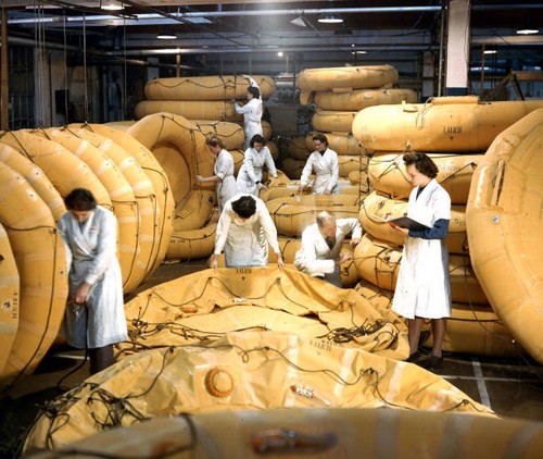 Scene dinghy factory 1942 - scene,