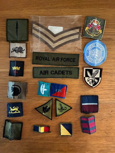 Various military cloth badges - various,