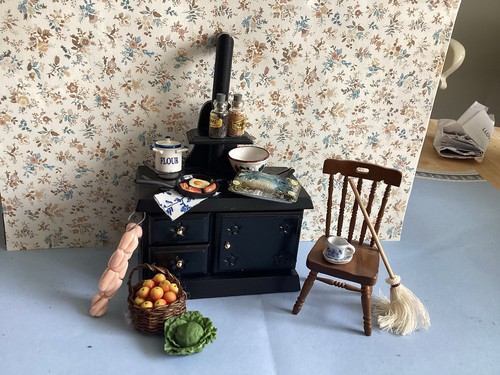 Dolls house scale - dolls,