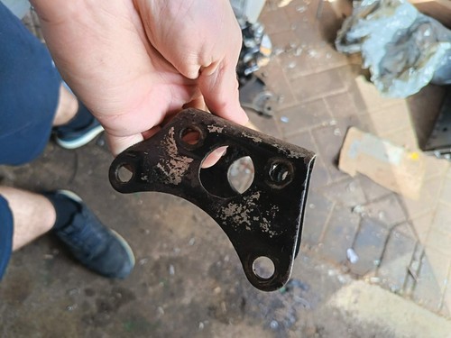 Front engine mount for - engine,