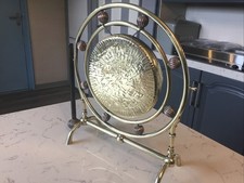 A QUALITY LARGE ANTIQUE EDWARDIAN BRASS TABLE DINNER GONG, CIRCA-1900.