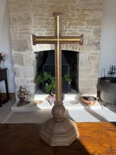 STUNNING ECCLESIASTICAL CHURCH ALTAR OAK CROSS AND PLINTH WITH BACK LIGHTING