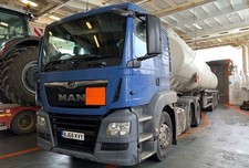 MAN TANKER TRUCK PHOTO ARTIC