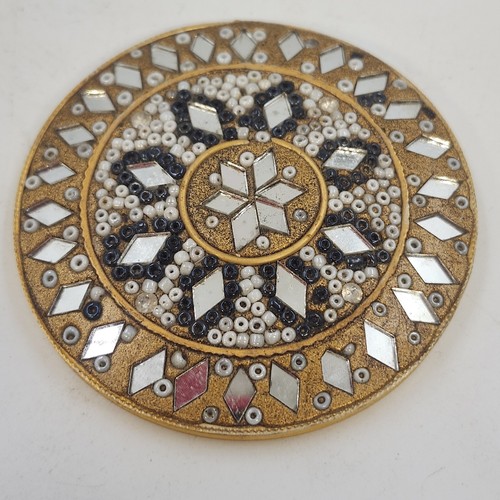 Gold tone round - gold, pocket