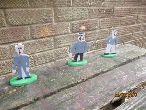 Wooden zombies air - zombies, rifle
