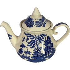 Blue Willow Pattern Ceramic Teapot Traditional Design Tea Pot