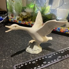 Lladro Daisa Swan Taking
