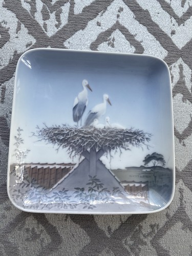 Lovely trinket dish depicting - trinket,