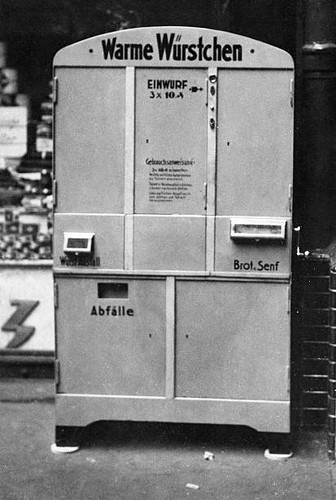 Vending machine for hot